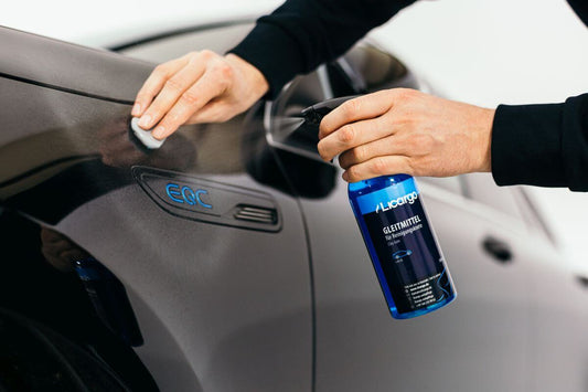 Auto-Knete und Gleitmittel in Anwendung auf einem Kotflügel