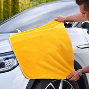 Extra großes Mikrofaser Trockentuch wird über Auto gezogen 