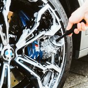 BMW Felge wird mit Felgenbürste gereinigt