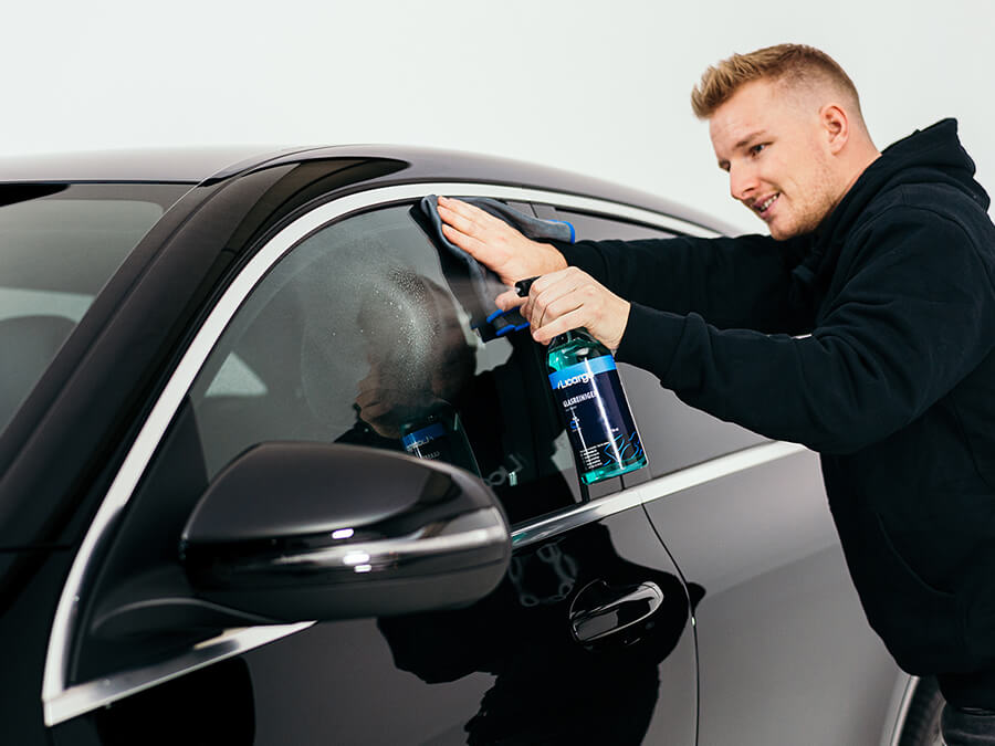 Scheibenreinigung an einem Mercedes